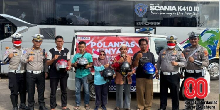 Satlantas Polres Banyuasin Bagikan Bunga Serta Helm SNI dan Pasang Bendera Merah Putih Sambut HUT RI Ke-80