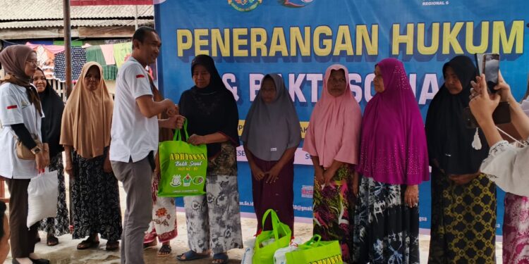 PTPN IV Regional VI Bersama Kejari Langsa Bagi 100 Paket Sembako di Pulau Telaga Tujuh 