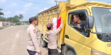 Polsek Langgam Bagikan Bendera Merah Putih ke Pengendara di Jalan Koridor Segati