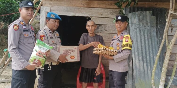 Sambut HUT RI ke-80, Polsek Kerumutan Bagikan Sembako dan Bendera ke Warga Kurang Mampu