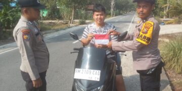 Polsek Teluk Meranti Semarakkan HUT RI ke-80 dengan Pemberian dan Pemasangan Bendera Merah Putih