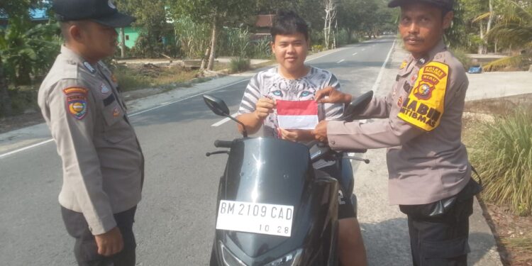 Polsek Teluk Meranti Semarakkan HUT RI ke-80 dengan Pemberian dan Pemasangan Bendera Merah Putih