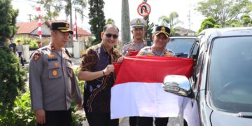 HUT RI Ke 80, Polres Aceh Tengah Dan Bhayangkari Bagikan Bendera Merah Putih Gratis