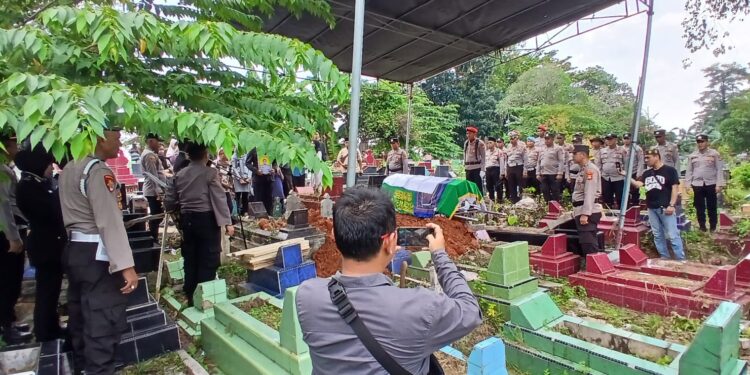Anggota Polsek Muara Telang Alm. Bripka Safrisau Riswan Telah Dimakamkan Secara Kedinasan