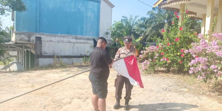 Sambut HUT RI ke-80, Polisi di Pelalawan Ajak Warga Pasang Bendera Merah Putih