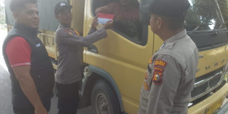 Sambut HUT RI ke-80, Polsek Teluk Meranti Bagikan dan Pasang Bendera Merah Putih kepada Pengguna Jalan
