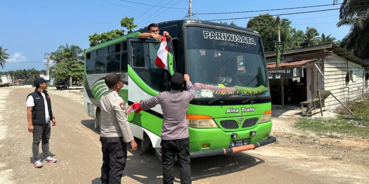 Sambut HUT RI ke-80, Polsek Langgam Bagikan Bendera Merah Putih ke Pengguna Jalan