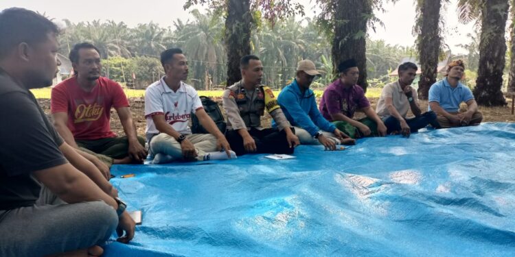 Bhabinkamtibmas Hadiri Rapat Koordinasi Peringatan Hari Pramuka di Kerumutan