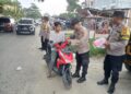 Jelang HUT ke-80 RI, Polsek Pangkalan Kuras Pasang Bendera di Kendaraan Warga