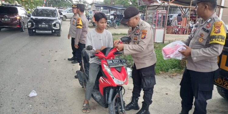 Jelang HUT ke-80 RI, Polsek Pangkalan Kuras Pasang Bendera di Kendaraan Warga