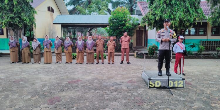 Bhabinkamtibmas AIPDA Masnur Jadi Pembina Upacara Bendera di SD N.012 Pematang Tinggi, Sampaikan Pesan Positif untuk Siswa