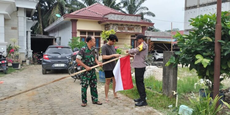 Sambut HUT RI ke-80, Polsek Pangkalan Kerinci Pasang Bendera Merah Putih dan Umbul-umbul