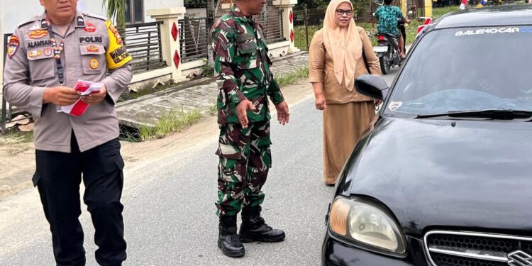 Tiga Pilar di Sorek Satu dan Mahasiswa KKN Bagikan Bendera Merah Putih Sambut HUT RI ke-80