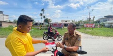 Sambut HUT RI ke-80, Polsek Teluk Meranti Bagikan Bendera Merah Putih kepada Pengguna Jalan