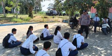 Polisi Latih Paskibra di SMPN 2 Kerumutan, Tanamkan Semangat Nasionalisme Sejak Dini