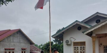 Polsek Bunut Ajak Warga Desa Merbau Kibarkan Merah Putih Sambut HUT RI ke-80