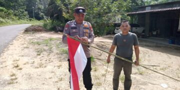Sambut HUT RI ke-80, Polsek Kerumutan Ajak Warga Pangkalan Tampoi Kibarkan Bendera Merah Putih