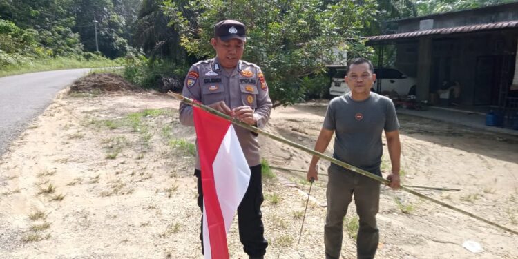 Sambut HUT RI ke-80, Polsek Kerumutan Ajak Warga Pangkalan Tampoi Kibarkan Bendera Merah Putih