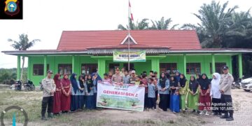 Polsek Langgam Tanam Bibit Pohon di Sekolah, Dukung Program Penghijauan Kapolda Riau