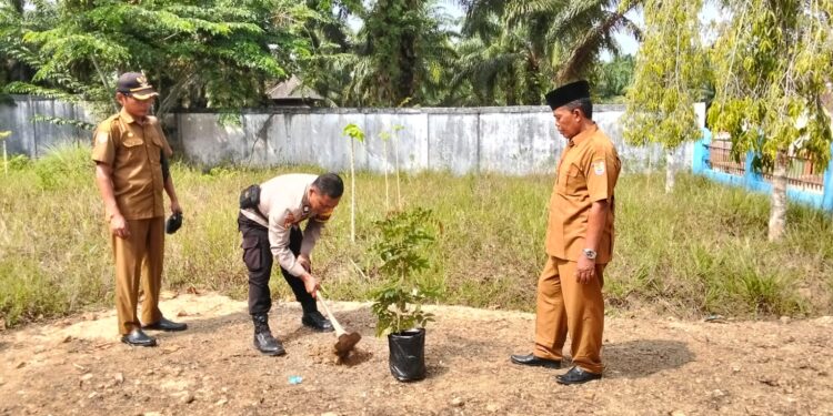 Polsek Pangkalan Lesung Tanam Pohon di SDN 012 Dorong Program Green Policing