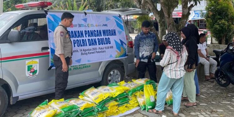 Gerakan Pangan Murah, Polri dan Bulog Ringankan Beban Warga Desa Air Hitam