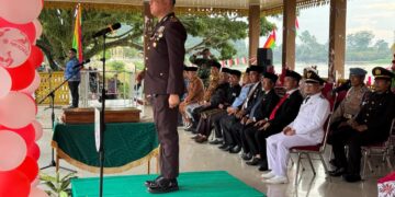 Penurunan Bendera HUT ke-80 RI di Langgam Berlangsung Khidmat, Kapolsek Bertindak sebagai Inspektur Upacara