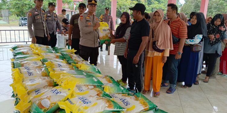 Polisi Bunut Gelar Operasi Pasar Murah di Bandar Petalangan, 6,39 Ton Beras Ludes Terjual