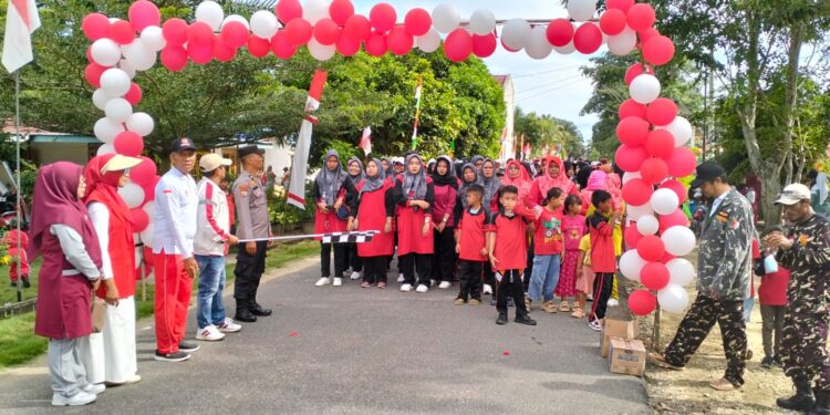 Meriahkan HUT ke-80 RI, Bhabinkamtibmas Kawal Senam Sehat dan Jalan Santai di Kerumutan