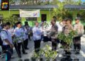 Hijaukan Sekolah, Polsek Pangkalan Kuras Tanam Pohon dan Bagikan Masker ke Pelajar