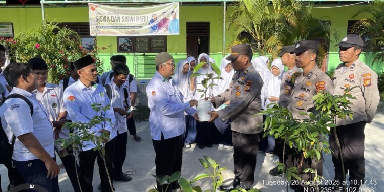 Hijaukan Sekolah, Polsek Pangkalan Kuras Tanam Pohon dan Bagikan Masker ke Pelajar