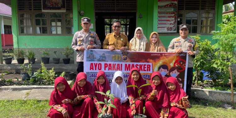 Dukung Penghijauan, Polsek Kuala Kampar Tanam Pohon dan Bagikan Masker di SDN 001 Teluk Dalam