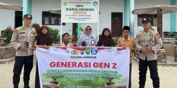 Polsek Langgam Tanam Pohon Matoa di SDIT Darul Hikmah, Dukung Program Penghijauan Kapolda Riau