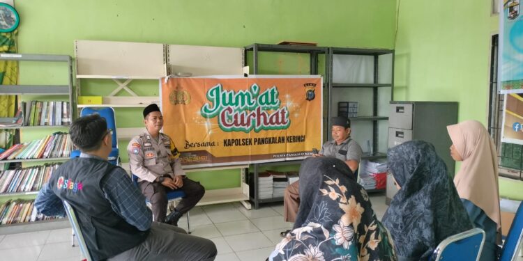 Polisi Gelar Jumat Curhat Bersama Warga Desa Mekar Jaya, Pelalawan