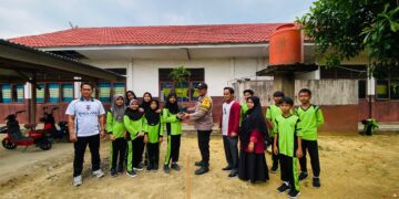 Hijaukan Lingkungan, Polsek Pangkalan Lesung Tanam Pohon di SDN 003 Tanjung Kuyo