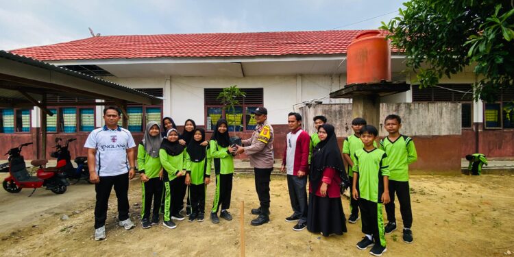 Hijaukan Lingkungan, Polsek Pangkalan Lesung Tanam Pohon di SDN 003 Tanjung Kuyo
