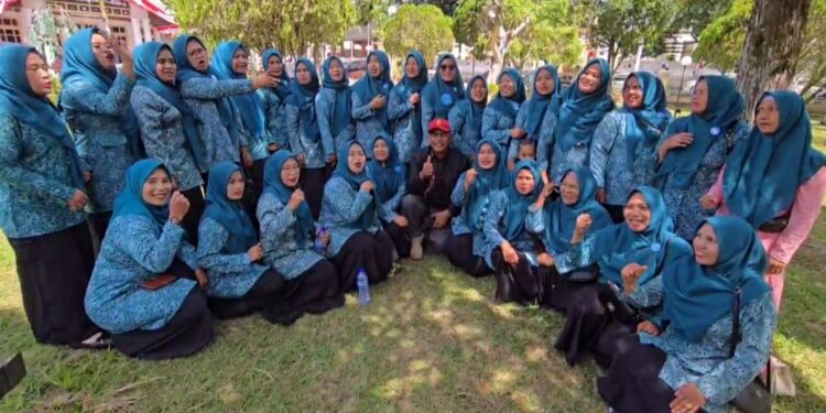 Ibu-ibu PPK Kecamatan Linge Tampil Berbeda Didalam Lomba Mars PKK