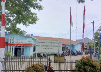 Semarak HUT RI ke-80, Diskominfo Gotong Royong Hias Halaman Kantor