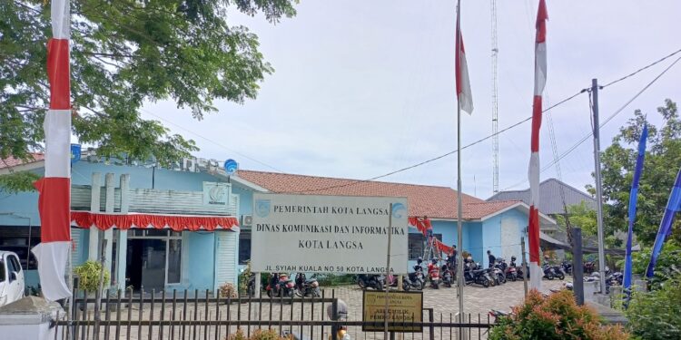 Semarak HUT RI ke-80, Diskominfo Gotong Royong Hias Halaman Kantor 