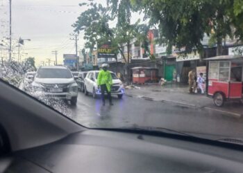 Personil Polres Langsa Sigap Atur Kemacetan Lalu Lintas di Tengah Hujan Deras