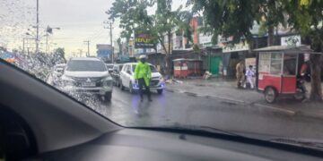 Personil Polres Langsa Sigap Atur Kemacetan Lalu Lintas di Tengah Hujan Deras