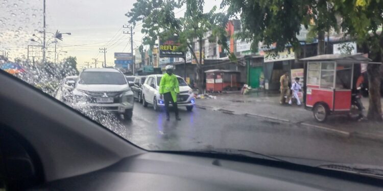 Personil Polres Langsa Sigap Atur Kemacetan Lalu Lintas di Tengah Hujan Deras
