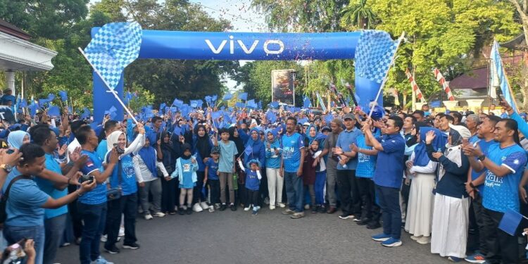 Antusias! Belasan Ribu Masyarakat Birukan Langsa PANWalk HUT PAN ke-27