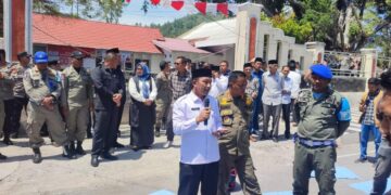 Asisten I Didampingi Plt Kasatpol PP-WH Jumpai Massa AMG Unjuk Rasa