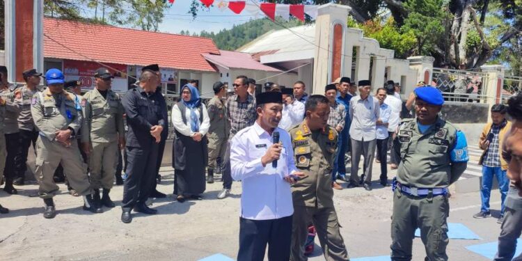 Asisten I Didampingi Plt Kasatpol PP-WH Jumpai Massa AMG Unjuk Rasa