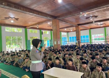“Humanis, Polantas Polres Kampar Sapa Santri Mualimin!” Beri Sosialisasi dan Doa Bersama dalam Rangka Maulid Nabi, Jalin Kedekatan dengan Generasi Muda!