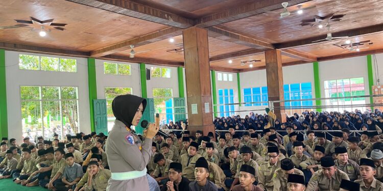 “Humanis, Polantas Polres Kampar Sapa Santri Mualimin!” Beri Sosialisasi dan Doa Bersama dalam Rangka Maulid Nabi, Jalin Kedekatan dengan Generasi Muda!