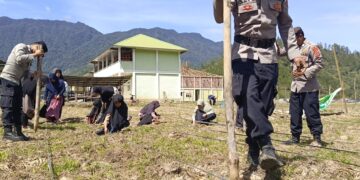 Polsek Bintang Bersama Pesantren Al-Hasaniah Tanam Jagung, Dukung Ketahanan Pangan Nasional