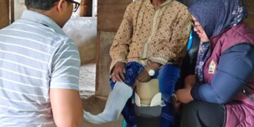 Wakil Ketua II DPRK Aceh Tengah Susilawati Serahkan Kaki Palsu Untuk Burhanuddin