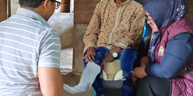 Wakil Ketua II DPRK Aceh Tengah Susilawati Serahkan Kaki Palsu Untuk Burhanuddin