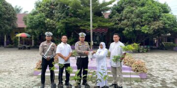 Polsek Pangkalan Kuras Gelar Penanaman Bibit Pohon dan Pembagian Masker di SDN 024 Sorek Satu